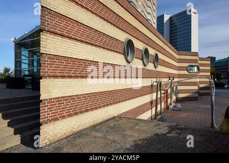 Le Planétarium Tycho Brahe, conçu par Knud Munk, 1989; l'hôtel Scandic en arrière-plan; Copenhague, Danemark Banque D'Images