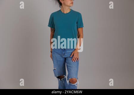 Mannequin portant un t-shirt de couleurs confortables pour les maquettes et les flatlays gildan Banque D'Images