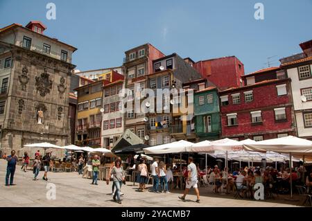 Architecture typique. Un café de rue à Porto, Portugal. Le quartier de Ribeira Banque D'Images