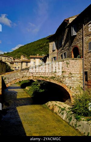 Le tracé médiéval parfaitement conservé du village de Gubbio, Ombrie, Italie Banque D'Images