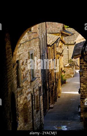 Le tracé médiéval parfaitement conservé du village de Gubbio, Ombrie, Italie Banque D'Images