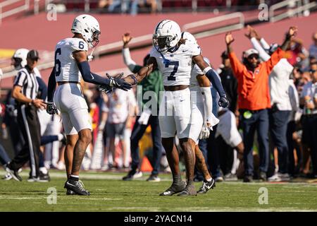 Penn State Nittany Lions cornerback Zion Tracy (7) célèbre avec sécurité Zakee Wheatley (6) lors d'un match de football NCAA contre les Trojans USC, Satu Banque D'Images