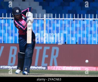 Sharjah, Sharjah, Émirats arabes Unis. 13 octobre 2024. Sarah Bryce de l'Écosse lors du match n° 17 du Groupe B de la Coupe du monde féminine de cricket T20 de l'ICC entre l'Angleterre et l'Écosse au stade de cricket de Sharjah, Sharjah, Émirats arabes Unis, le 13 octobre 2024 (image crédit : © Avijit Das/ZUMA Press Wire) USAGE ÉDITORIAL SEULEMENT! Non destiné à UN USAGE commercial ! Banque D'Images