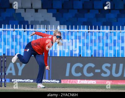 Sharjah, Sharjah, Émirats arabes Unis. 13 octobre 2024. Sarah Glenn de l'Angleterre lors du match n° 17 du Groupe B de la Coupe du monde féminine de cricket T20 de l'ICC entre l'Angleterre et l'Écosse au stade de cricket de Sharjah, Sharjah, Émirats arabes Unis, le 13 octobre 2024 (image crédit : © Avijit Das/ZUMA Press Wire) USAGE ÉDITORIAL SEULEMENT! Non destiné à UN USAGE commercial ! Banque D'Images