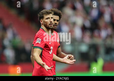 Ruben Dias, du Portugal (à gauche), et Renato Veiga, du Portugal (à droite), vus lors du match de l'UEFA Nations League 2024 League A Group A1 entre la Pologne et le Portugal au PGE Narodowy. Score final : Pologne 1:3 Portugal Banque D'Images