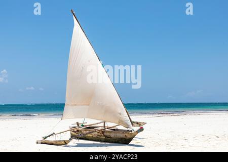 Bateau à voile traditionnel kenyan en bois, fabriqué à partir de bois de manguier, avec stabilisateurs jumeaux, sur la plage de Diani, district de Galu, Banque D'Images