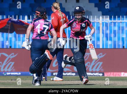 Sharjah, Sharjah, Émirats arabes Unis. 13 octobre 2024. Sarah Bryce de l'Écosse lors du match n° 17 du Groupe B de la Coupe du monde féminine de cricket T20 de l'ICC entre l'Angleterre et l'Écosse au stade de cricket de Sharjah, Sharjah, Émirats arabes Unis, le 13 octobre 2024 (image crédit : © Avijit Das/ZUMA Press Wire) USAGE ÉDITORIAL SEULEMENT! Non destiné à UN USAGE commercial ! Banque D'Images