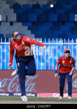 Sharjah, Sharjah, Émirats arabes Unis. 13 octobre 2024. Sophie Ecclestone de l'Angleterre lors du match n° 17 du Groupe B de la Coupe du monde féminine de cricket T20 de l'ICC entre l'Angleterre et l'Écosse au stade de cricket de Sharjah, Sharjah, Émirats Arabes Unis, le 13 octobre 2024 (crédit image : © Avijit Das/ZUMA Press Wire) USAGE ÉDITORIAL SEULEMENT! Non destiné à UN USAGE commercial ! Banque D'Images