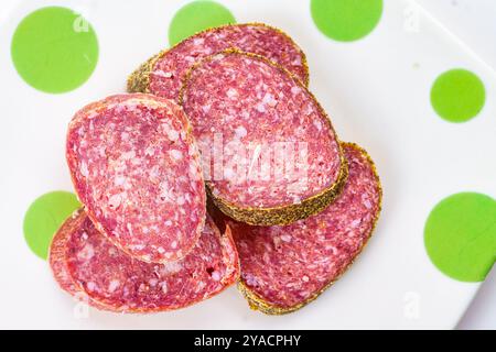 Tranches de saucisse de salami sur une assiette. Banque D'Images