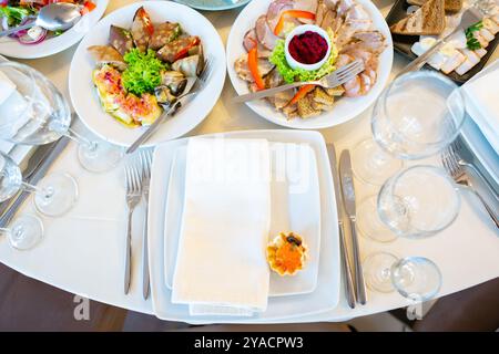 Salle à manger élégante avec une gamme de plats gastronomiques lors d'une fête festive Banque D'Images