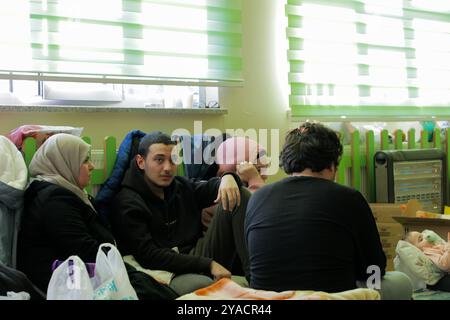 Gaziantep, Turkiye. 09 janvier 2023. Les personnes sans abri à la suite des récents tremblements de terre se réfugient dans une école de la ville de Gaziantep, au sud de la Turquie. Les autorités ont intensifié l'aide aux évacués du séisme qui ont perdu leur maison ou dont la maison a été rendue dangereuse par les séismes. Un tremblement de terre de magnitude 7,8 a frappé le sud de Turkiye et le nord-ouest de la Syrie tôt lundi, avec des opérations de recherche et de sauvetage entravées par des ondes de réplique, des routes et des infrastructures endommagées, et par des températures glaciales Banque D'Images