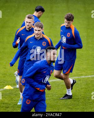 MUNCHEN - (de gauche à droite) Matthijs de Ligt, Micky van de Ven, Jorrel Hato et Guus Til lors de la séance d'entraînement avant le match de l'UEFA Nations League contre l'Allemagne au campus du FC Bayern, le 13 octobre 2024 à Munich, Allemagne. ANP KOEN VAN WEEL Banque D'Images