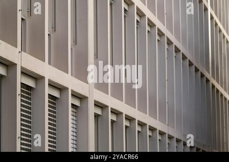 longues rangées de fenêtres d'un immeuble de bureaux des années 1960 Banque D'Images