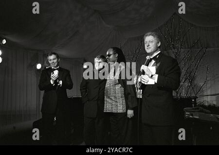 Le président Bill Clinton et le premier ministre Tony Blair sont rejoints sur scène par Elton John et Stevie Wonder après leur performance en 1998. Banque D'Images