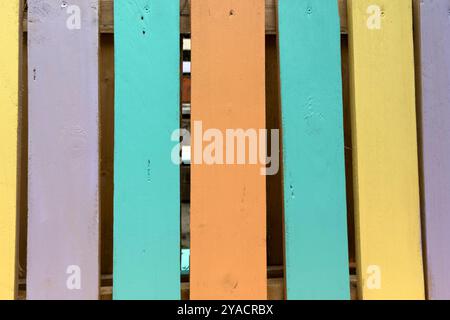 clôture en bois colorée dans la texture de fond du jardin Banque D'Images