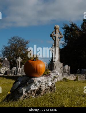 Citrouille sur un rocher au cimetière, halloween, jour des morts, jour des saints Banque D'Images