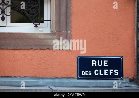 Scènes de rue et détails de Colmar, Alsace, France, Europe montrant la nature historique et colorée de la ville. Banque D'Images