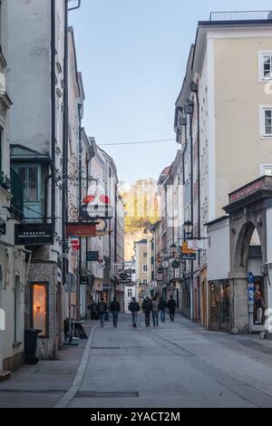 Typique rue Linzer Gasse dans le centre-ville de Salzbourg, ville autrichienne à la frontière de l'Allemagne, avec vue sur les Alpes orientales. Banque D'Images