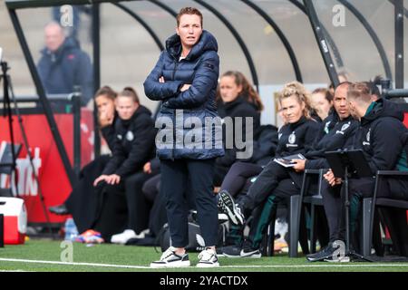 Rotterdam, pays-Bas. 13 octobre 2024. ROTTERDAM, 13-10-2024, Varkenoord, Azerion Eredivisie vrouwen, Feyenoord - Utrecht(femmes), saison 2024/2025, pendant le match Feyenoord - Utrecht(femmes), entraîneur/entraîneur de Feyenoord Jessica Torny crédit : Pro Shots/Alamy Live News Banque D'Images