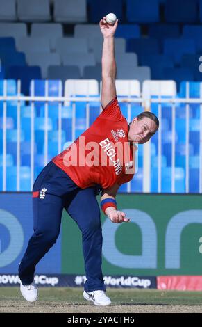 Sharjah, Sharjah, Émirats arabes Unis. 13 octobre 2024. Dani Gibson de l'Angleterre lors du match n° 17 du Groupe B de la Coupe du monde féminine de cricket T20 de l'ICC entre l'Angleterre et l'Écosse au Sharjah Cricket Stadium, Sharjah, Émirats Arabes Unis, le 13 octobre 2024 (crédit image : © Avijit Das/ZUMA Press Wire) USAGE ÉDITORIAL SEULEMENT! Non destiné à UN USAGE commercial ! Banque D'Images