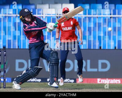 Sharjah, Sharjah, Émirats arabes Unis. 13 octobre 2024. Katherine Fraser de l'Écosse lors du match n° 17 du Groupe B de la Coupe du monde féminine de cricket T20 de l'ICC entre l'Angleterre et l'Écosse au stade de cricket de Sharjah, Sharjah, Émirats arabes Unis, le 13 octobre 2024 (crédit image : © Avijit Das/ZUMA Press Wire) USAGE ÉDITORIAL SEULEMENT! Non destiné à UN USAGE commercial ! Banque D'Images