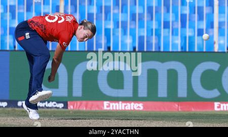 Sharjah, Sharjah, Émirats arabes Unis. 13 octobre 2024. Dani Gibson de l'Angleterre lors du match n° 17 du Groupe B de la Coupe du monde féminine de cricket T20 de l'ICC entre l'Angleterre et l'Écosse au Sharjah Cricket Stadium, Sharjah, Émirats Arabes Unis, le 13 octobre 2024 (crédit image : © Avijit Das/ZUMA Press Wire) USAGE ÉDITORIAL SEULEMENT! Non destiné à UN USAGE commercial ! Banque D'Images