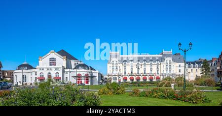 Cabourg, Normandie, France, vue panoramique de Cabourg avec le Grand Hôtel Cabourg ( MGallery) et Casino, éditorial uniquement. Banque D'Images