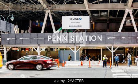 Manhattan, New York, États-Unis - 16 février 2024 : Pennsylvania train Station (Penn Station) et ses environs dans le centre-ville par un jour gris d'hiver Banque D'Images