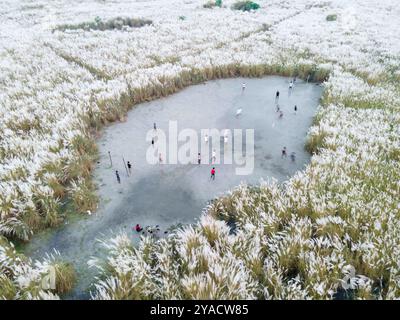 Dhaka, Dhaka, Bangladesh. 12 octobre 2024. 12 octobre 2024, Dhaka, Bangladesh : vue aérienne de garçons jouant au football sur un champ de sable permanent entouré de parterres de fleurs temporaires dans la capitale Dhaka, Bangladesh. (Crédit image : © Muhammad Amdad Hossain/ZUMA Press Wire) USAGE ÉDITORIAL SEULEMENT! Non destiné à UN USAGE commercial ! Banque D'Images