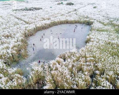 Dhaka, Dhaka, Bangladesh. 12 octobre 2024. 12 octobre 2024, Dhaka, Bangladesh : vue aérienne de garçons jouant au football sur un champ de sable permanent entouré de parterres de fleurs temporaires dans la capitale Dhaka, Bangladesh. (Crédit image : © Muhammad Amdad Hossain/ZUMA Press Wire) USAGE ÉDITORIAL SEULEMENT! Non destiné à UN USAGE commercial ! Banque D'Images