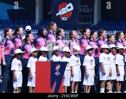 Sharjah, Sharjah, Émirats arabes Unis. 13 octobre 2024. Hymne national lors du match n° 17 du Groupe B de la Coupe du monde féminine de cricket T20 ICC entre l'Angleterre et l'Écosse au stade de cricket de Sharjah, Sharjah, Émirats arabes Unis, le 13 octobre 2024 (crédit image : © Avijit Das/ZUMA Press Wire) USAGE ÉDITORIAL SEULEMENT! Non destiné à UN USAGE commercial ! Banque D'Images