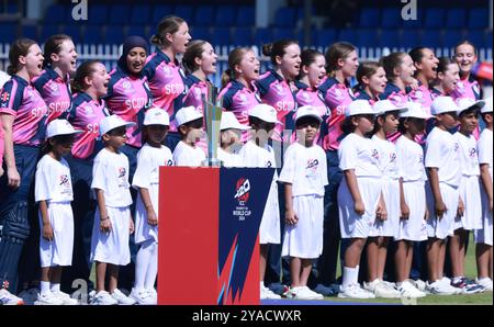 Sharjah, Sharjah, Émirats arabes Unis. 13 octobre 2024. Hymne national lors du match n° 17 du Groupe B de la Coupe du monde féminine de cricket T20 ICC entre l'Angleterre et l'Écosse au stade de cricket de Sharjah, Sharjah, Émirats arabes Unis, le 13 octobre 2024 (crédit image : © Avijit Das/ZUMA Press Wire) USAGE ÉDITORIAL SEULEMENT! Non destiné à UN USAGE commercial ! Banque D'Images