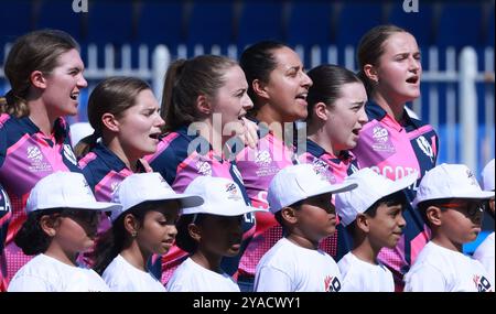 Sharjah, Sharjah, Émirats arabes Unis. 13 octobre 2024. Hymne national lors du match n° 17 du Groupe B de la Coupe du monde féminine de cricket T20 ICC entre l'Angleterre et l'Écosse au stade de cricket de Sharjah, Sharjah, Émirats arabes Unis, le 13 octobre 2024 (crédit image : © Avijit Das/ZUMA Press Wire) USAGE ÉDITORIAL SEULEMENT! Non destiné à UN USAGE commercial ! Banque D'Images