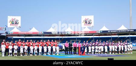 Sharjah, Sharjah, Émirats arabes Unis. 13 octobre 2024. Hymne national lors du match n° 17 du Groupe B de la Coupe du monde féminine de cricket T20 ICC entre l'Angleterre et l'Écosse au stade de cricket de Sharjah, Sharjah, Émirats arabes Unis, le 13 octobre 2024 (crédit image : © Avijit Das/ZUMA Press Wire) USAGE ÉDITORIAL SEULEMENT! Non destiné à UN USAGE commercial ! Banque D'Images