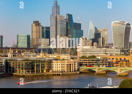 Southwark Bridge et la célèbre skyline City du quartier financier de Londres, en Angleterre Banque D'Images