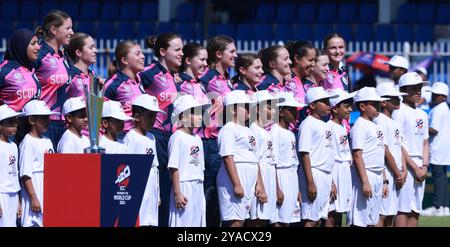 Sharjah, Sharjah, Émirats arabes Unis. 13 octobre 2024. Hymne national lors du match n° 17 du Groupe B de la Coupe du monde féminine de cricket T20 ICC entre l'Angleterre et l'Écosse au stade de cricket de Sharjah, Sharjah, Émirats arabes Unis, le 13 octobre 2024 (crédit image : © Avijit Das/ZUMA Press Wire) USAGE ÉDITORIAL SEULEMENT! Non destiné à UN USAGE commercial ! Banque D'Images