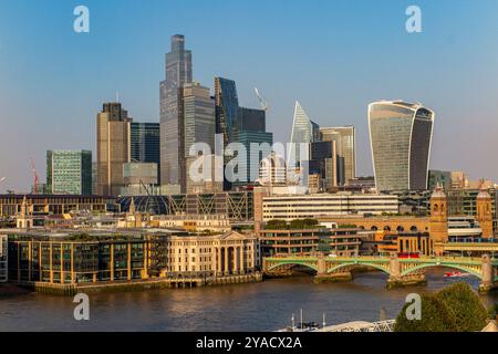 Southwark Bridge et la célèbre skyline City du quartier financier de Londres, en Angleterre Banque D'Images