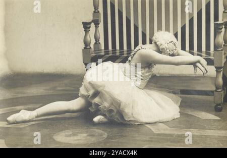 Célèbre danseuse de ballet australienne Maggie Dickinson au début des années 1900 Maggie pose en costume de ballet complet, elle était célèbre pour ses apparitions en pantomime. Banque D'Images