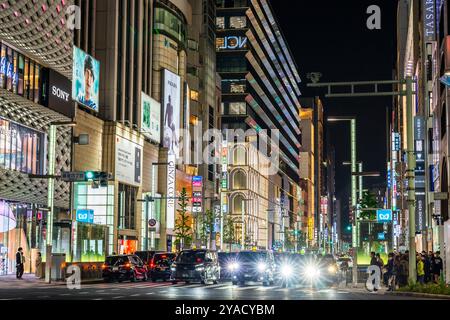 Trafic en attente sur le célèbre carrefour Ginza 4 la nuit avec arrière-plan des bâtiments Ginza Core et Ginza six. Entrées de la station de métro. Nuit. Banque D'Images