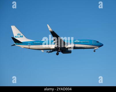 KLM Boeing 737-8K2 atterrissant à l'aéroport de Birmingham, Royaume-Uni (pH-BCH) Banque D'Images