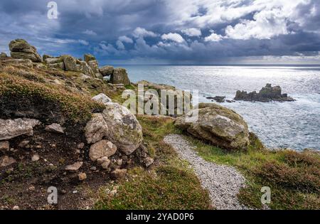 Paysage côtier de Land's End à Cornwall par un après-midi orageux Banque D'Images