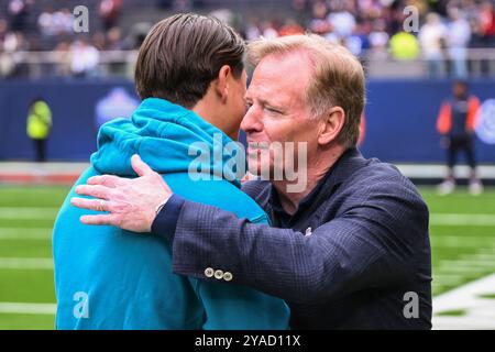 Le commissaire de la NFL Roger Goodell embrasse Louis Rees-Zammit des Jaguars de Jacksonville avant le match de la semaine 6 Chicago Bears vs Jacksonville Jaguars au Tottenham Hotspur Stadium, Londres, Royaume-Uni, 13 octobre 2024 (photo de Craig Thomas/News images) Banque D'Images