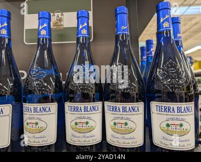 Bouteilles de vin blanc Tierra Blanca dans un magasin Banque D'Images