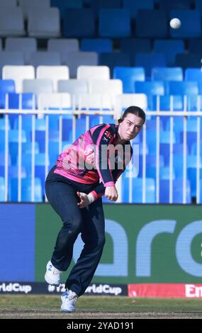 Sharjah, Sharjah, Émirats arabes Unis. 13 octobre 2024. Olivia Bell de l'Écosse lors du match n° 17 du Groupe B de la Coupe du monde féminine de cricket T20 de l'ICC entre l'Angleterre et l'Écosse au stade de cricket de Sharjah, Sharjah, Émirats arabes Unis, le 13 octobre 2024 (crédit image : © Avijit Das/ZUMA Press Wire) USAGE ÉDITORIAL SEULEMENT! Non destiné à UN USAGE commercial ! Banque D'Images