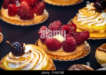 Cuisine française, gâteau aux framboises glacées fraîchement cuites avec crème chantilly, dessert sucré de près Banque D'Images