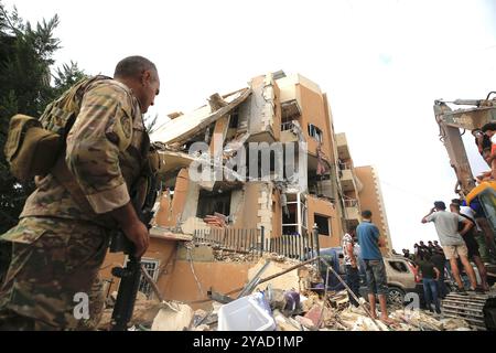 Barja, Liban. 12 octobre 2024. Cette photo montre un bâtiment endommagé suite à des frappes aériennes israéliennes à Barja, Liban, le 12 octobre 2024. Selon l’Agence nationale de presse (NNA), une frappe aérienne israélienne a ciblé un immeuble résidentiel de trois étages dans la ville de Barja, dans le district de Chouf au Mont Liban, tuant quatre personnes, en blessant 14 autres, et détruisant le bâtiment tout en causant de lourds dégâts aux bâtiments voisins. Crédit : Ali Hashisho/Xinhua/Alamy Live News Banque D'Images