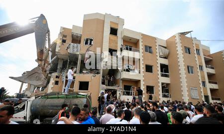 Barja, Liban. 12 octobre 2024. Cette photo montre un bâtiment endommagé suite à des frappes aériennes israéliennes à Barja, Liban, le 12 octobre 2024. Selon l’Agence nationale de presse (NNA), une frappe aérienne israélienne a ciblé un immeuble résidentiel de trois étages dans la ville de Barja, dans le district de Chouf au Mont Liban, tuant quatre personnes, en blessant 14 autres, et détruisant le bâtiment tout en causant de lourds dégâts aux bâtiments voisins. Crédit : Ali Hashisho/Xinhua/Alamy Live News Banque D'Images