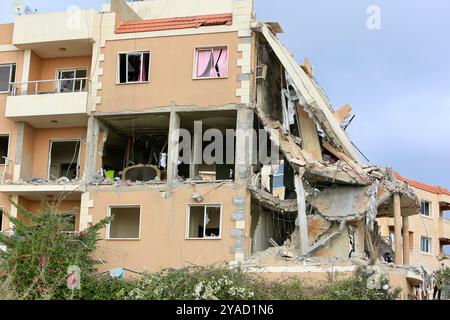 Barja, Liban. 12 octobre 2024. Cette photo montre un bâtiment endommagé suite à des frappes aériennes israéliennes à Barja, Liban, le 12 octobre 2024. Selon l’Agence nationale de presse (NNA), une frappe aérienne israélienne a ciblé un immeuble résidentiel de trois étages dans la ville de Barja, dans le district de Chouf au Mont Liban, tuant quatre personnes, en blessant 14 autres, et détruisant le bâtiment tout en causant de lourds dégâts aux bâtiments voisins. Crédit : Ali Hashisho/Xinhua/Alamy Live News Banque D'Images