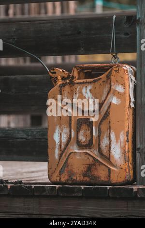 Un bidon de gaz vintage orange sur un pont en bois en Norvège Banque D'Images