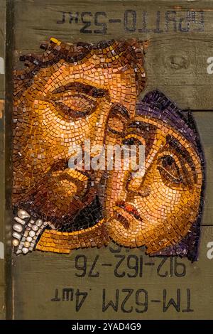 Gros plan sur mosaïque représentant les visages de Jésus et Marie joue à joue Banque D'Images